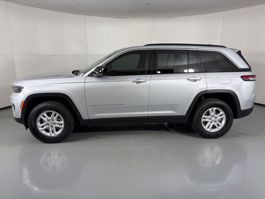 New 2025 Jeep Grand Cherokee Laredo w/ Trailer Tow Package AWD/4WD image 5
