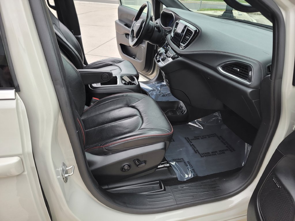 Used 2020 Chrysler Pacifica Limited FWD image 15
