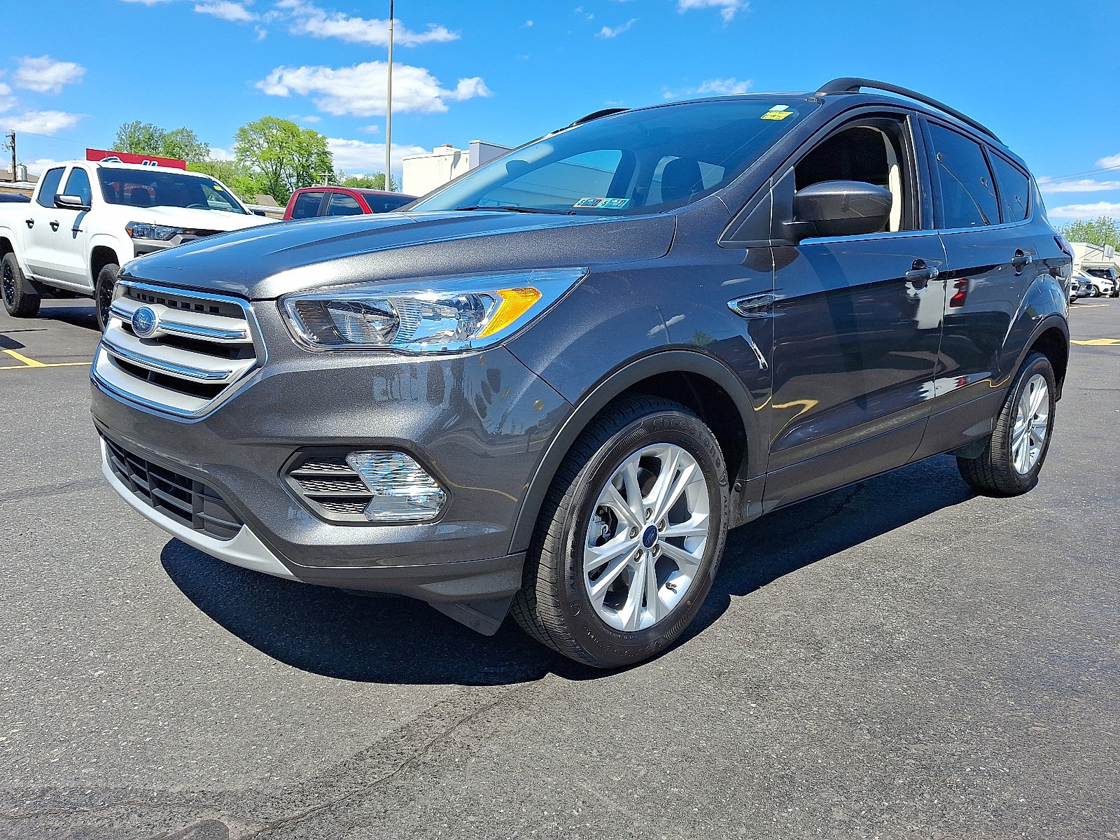 Used 2018 Ford Escape SE w/ SE Sync 3 Package AWD/4WD image 1