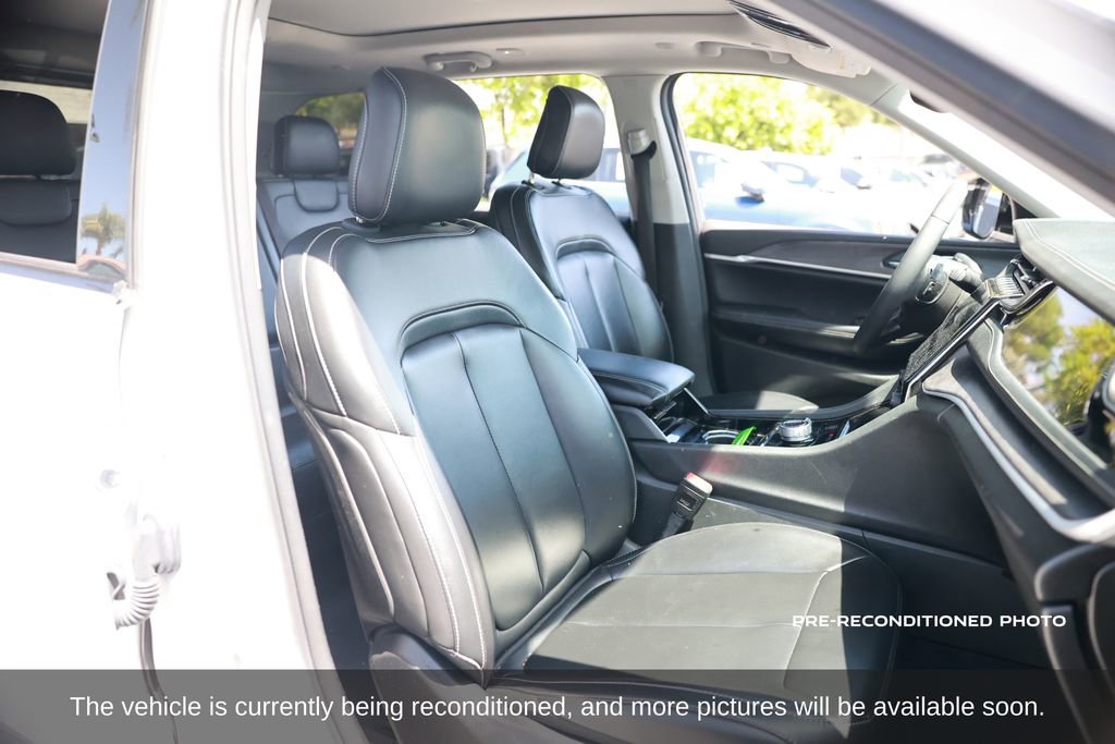 Used 2023 Jeep Grand Cherokee 4WD 4xe image 15