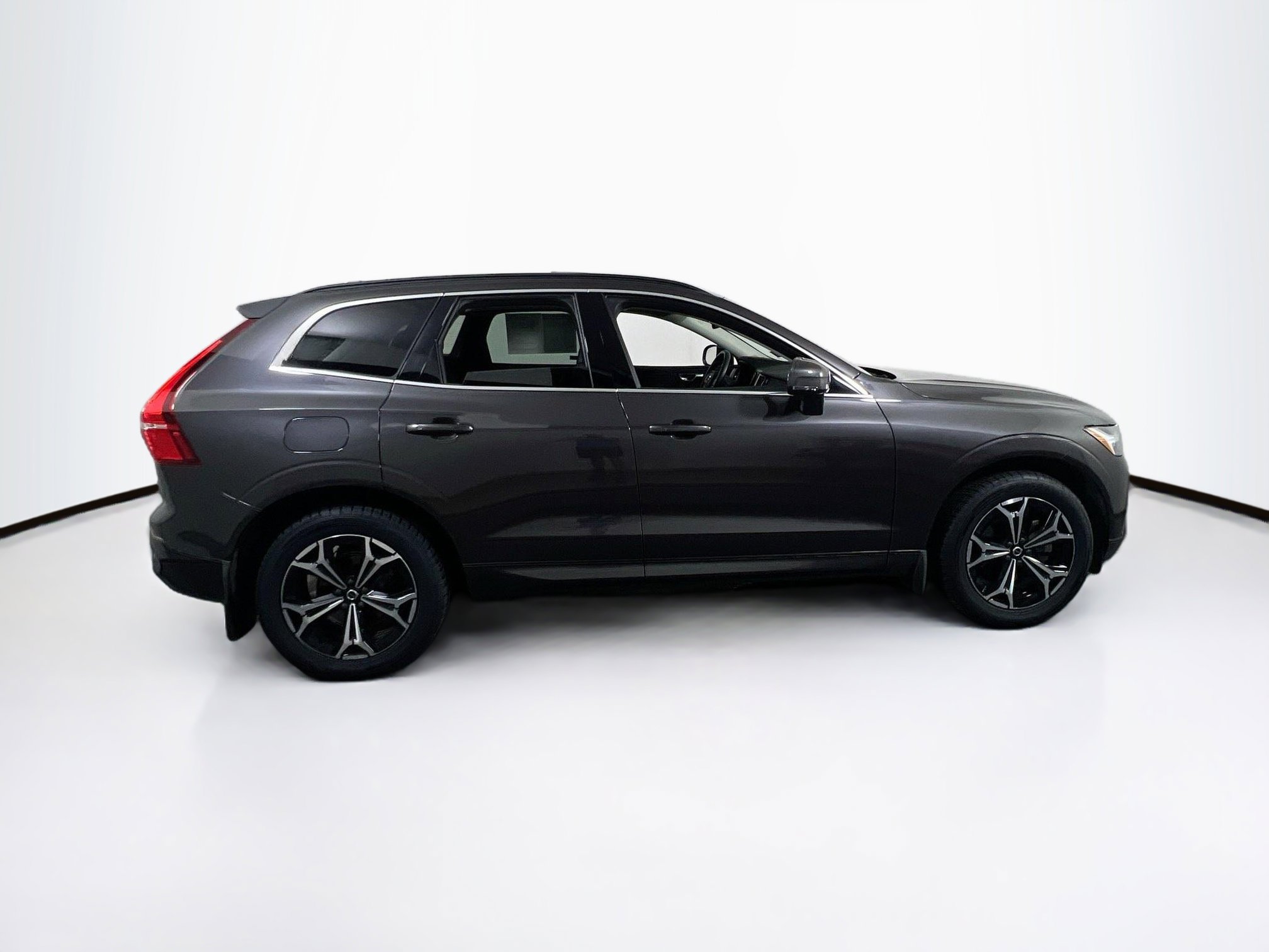 Used 2022 Volvo XC60 B5 Momentum image 4