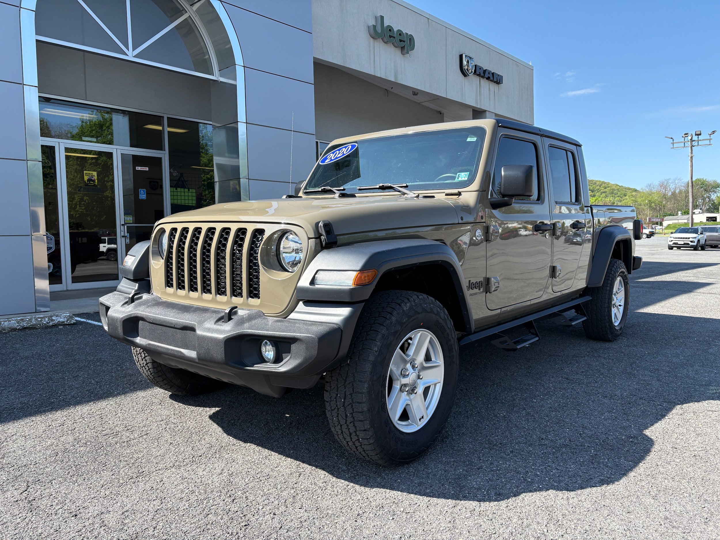 Certified 2020 Jeep Gladiator Sport w/ Quick Order Package 24S AWD/4WD image 3