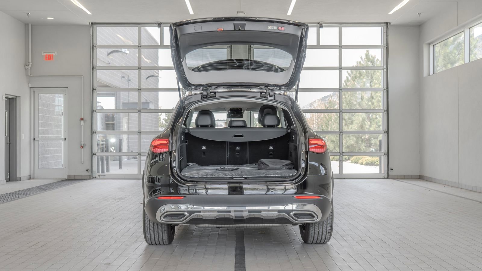 Used 2025 Mercedes-Benz GLC 350e 4MATIC image 16