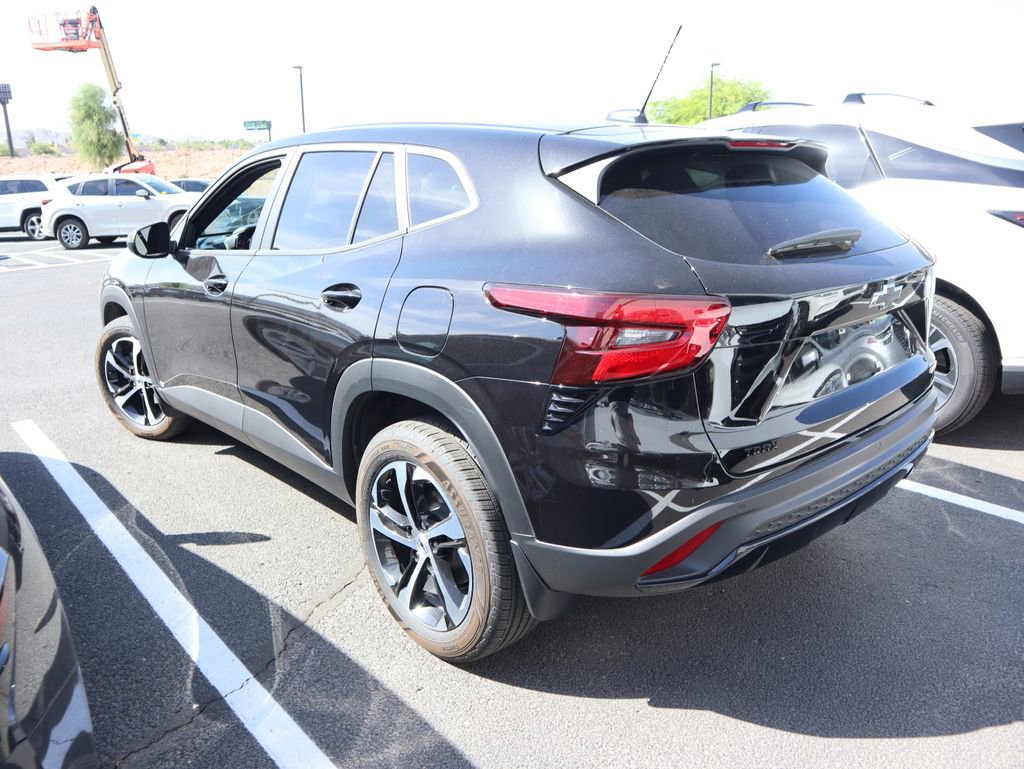 Used 2025 Chevrolet Trax RS w/ Sunroof Package FWD image 2