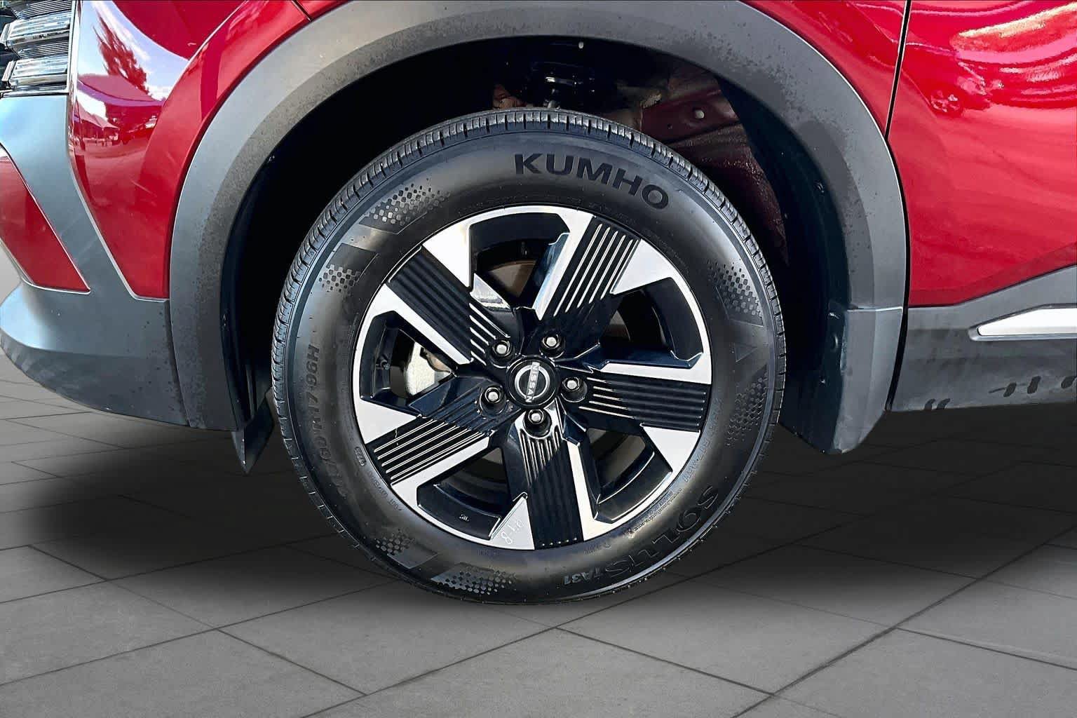 Used 2025 Nissan Kicks SV w/ SV Premium Package AWD/4WD image 11