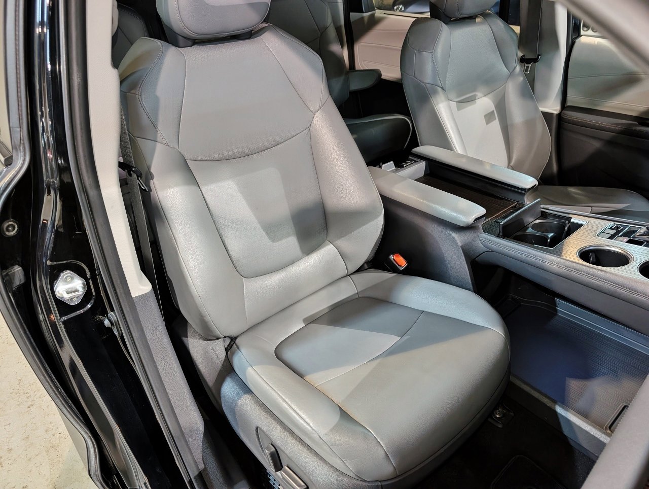 Used 2021 Toyota Sienna XLE w/ XLE Plus Package FWD image 34