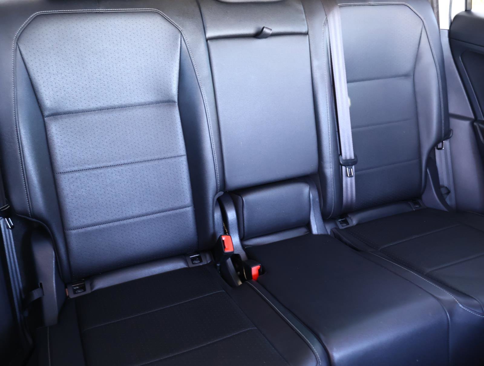 Used 2020 Volkswagen Tiguan SE image 19