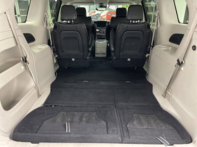 Used 2023 Chrysler Pacifica Touring-L image 11