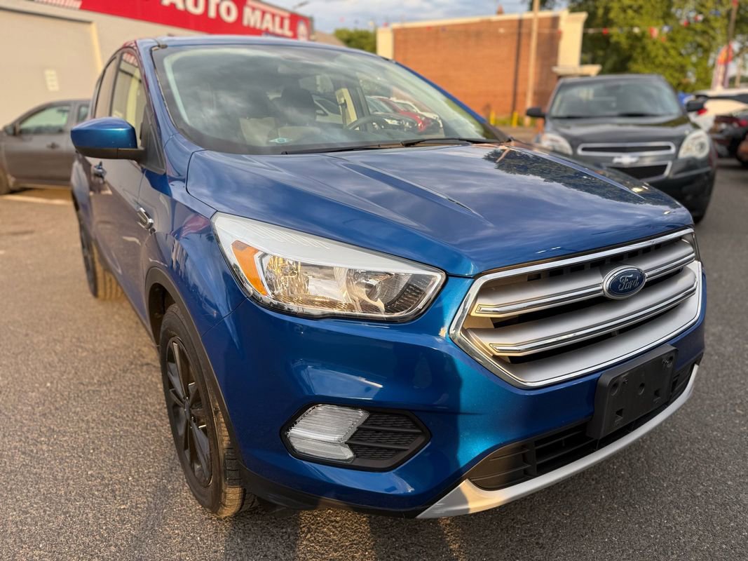 Used 2017 Ford Escape SE w/ SE Cold Weather Package AWD/4WD image 3