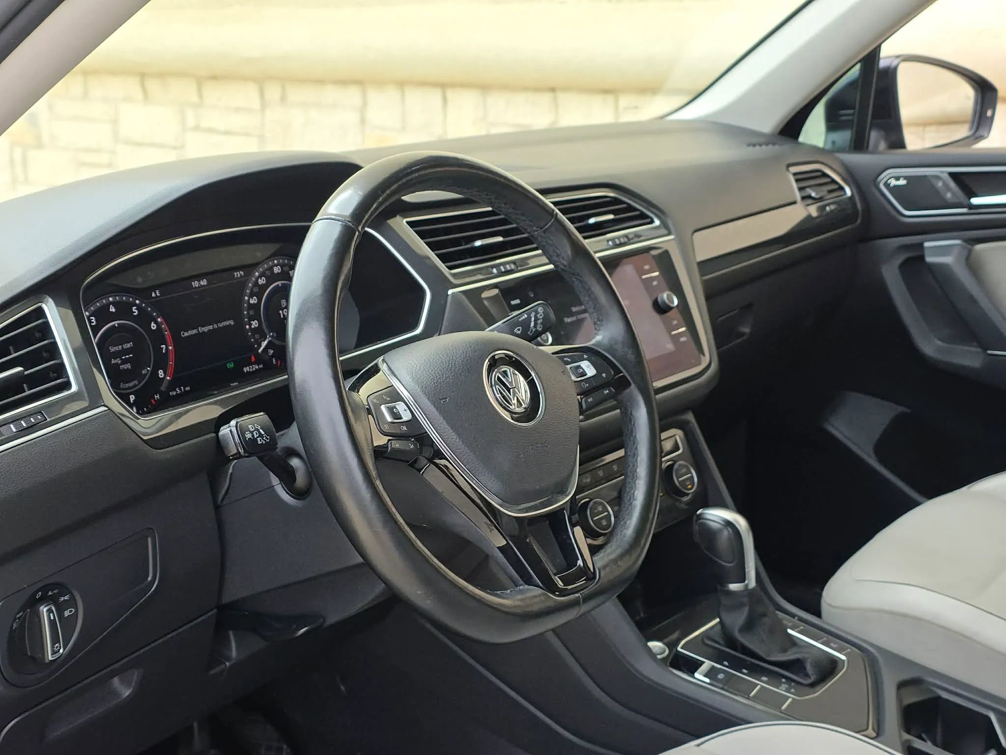 Used 2018 Volkswagen Tiguan SEL Premium image 10