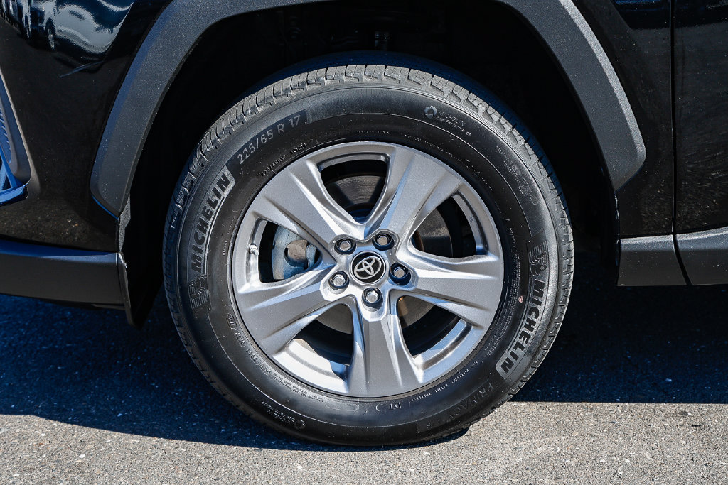 Used 2022 Toyota RAV4 LE AWD/4WD image 7