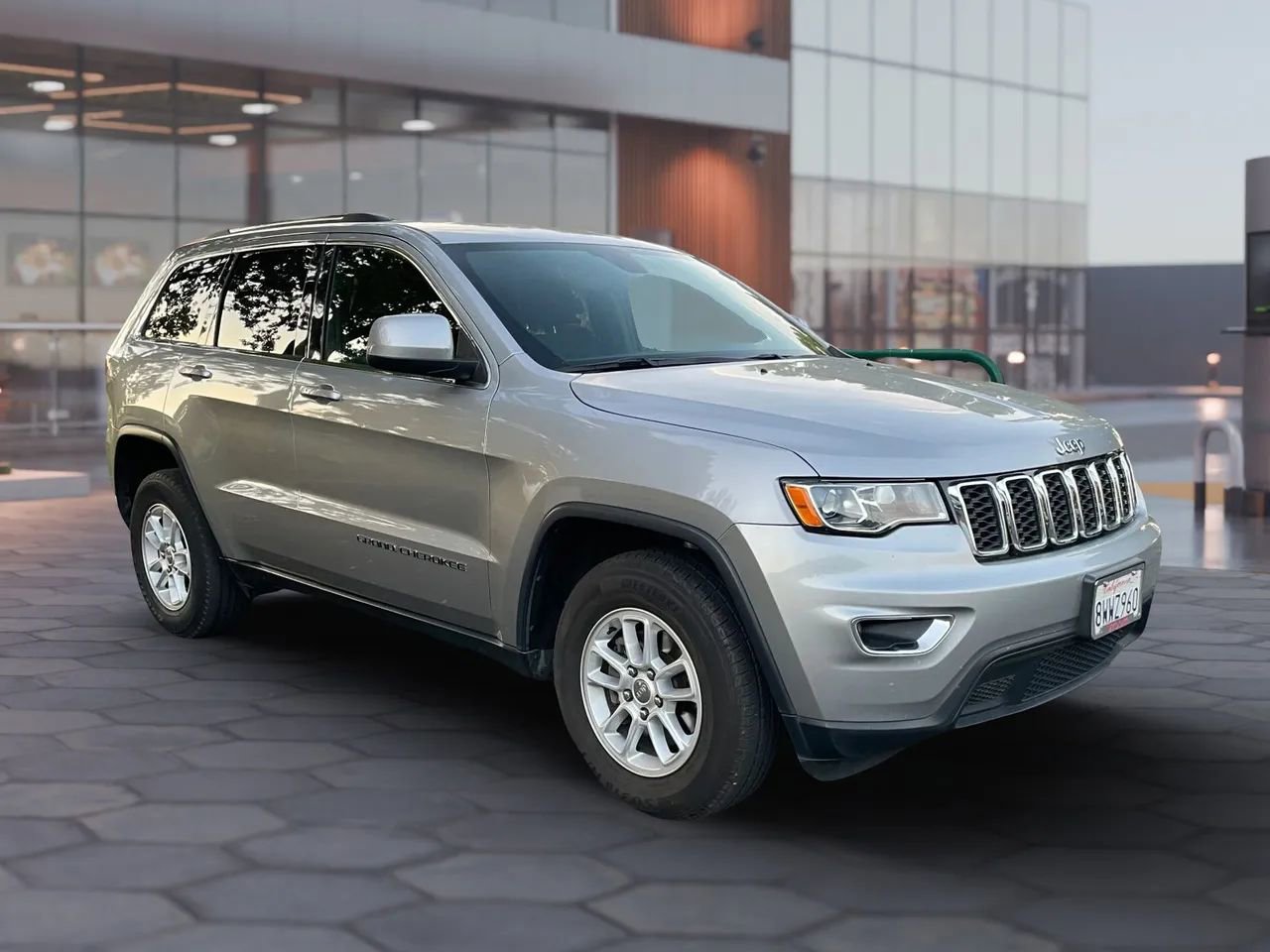 Used 2018 Jeep Grand Cherokee Laredo image 4