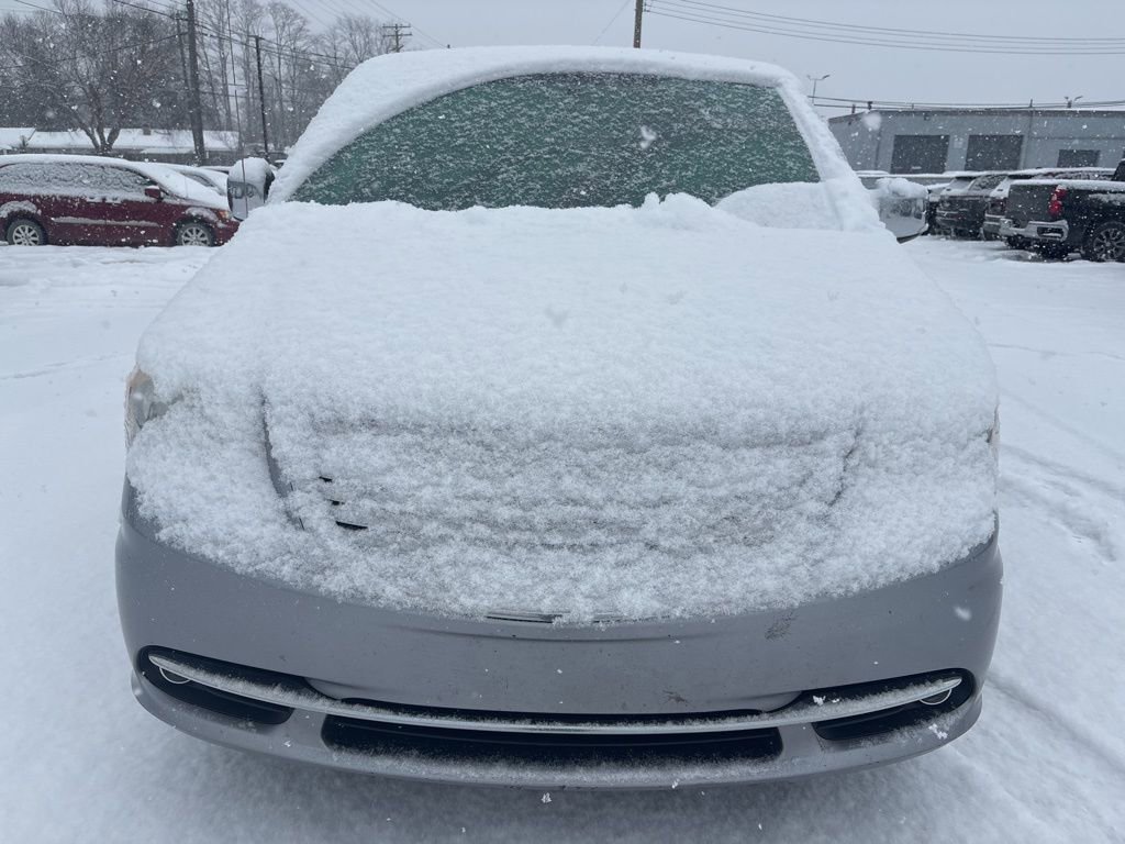 Used 2013 Chrysler Town & Country Touring-L w/ Driver Convenience Group image 8