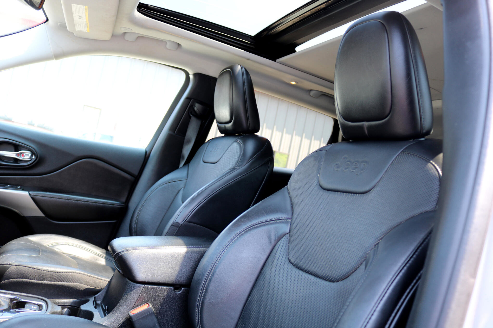 Used 2020 Jeep Cherokee Limited image 17