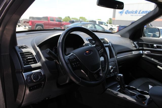 Used 2019 Ford Explorer Limited w/ Class III Trailer Tow Package FWD image 2
