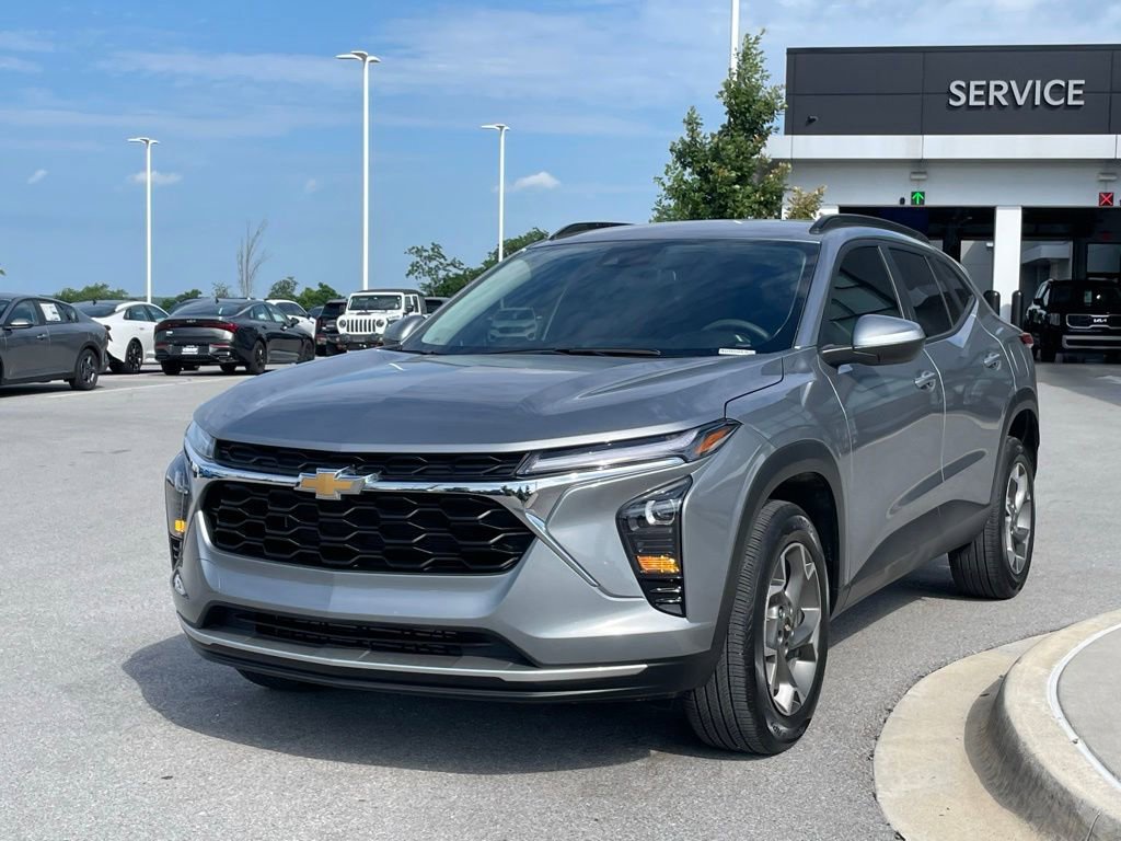 Used 2025 Chevrolet Trax LT FWD image 3