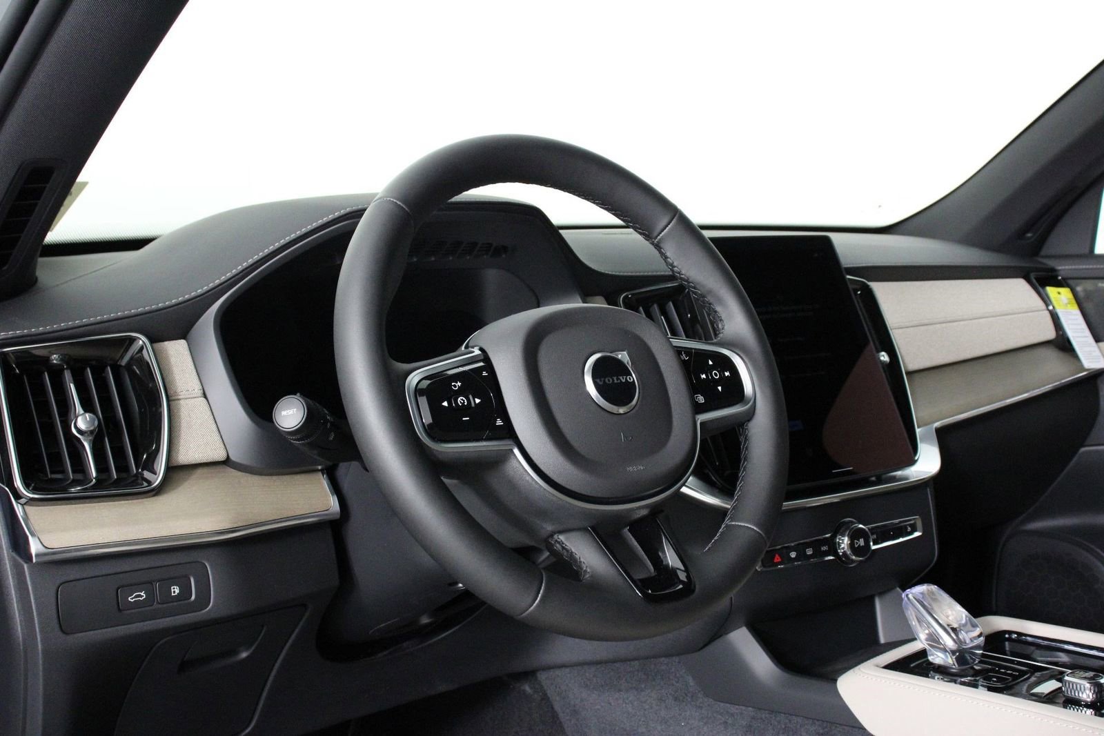 New 2026 Volvo XC90 T8 Plus image 8