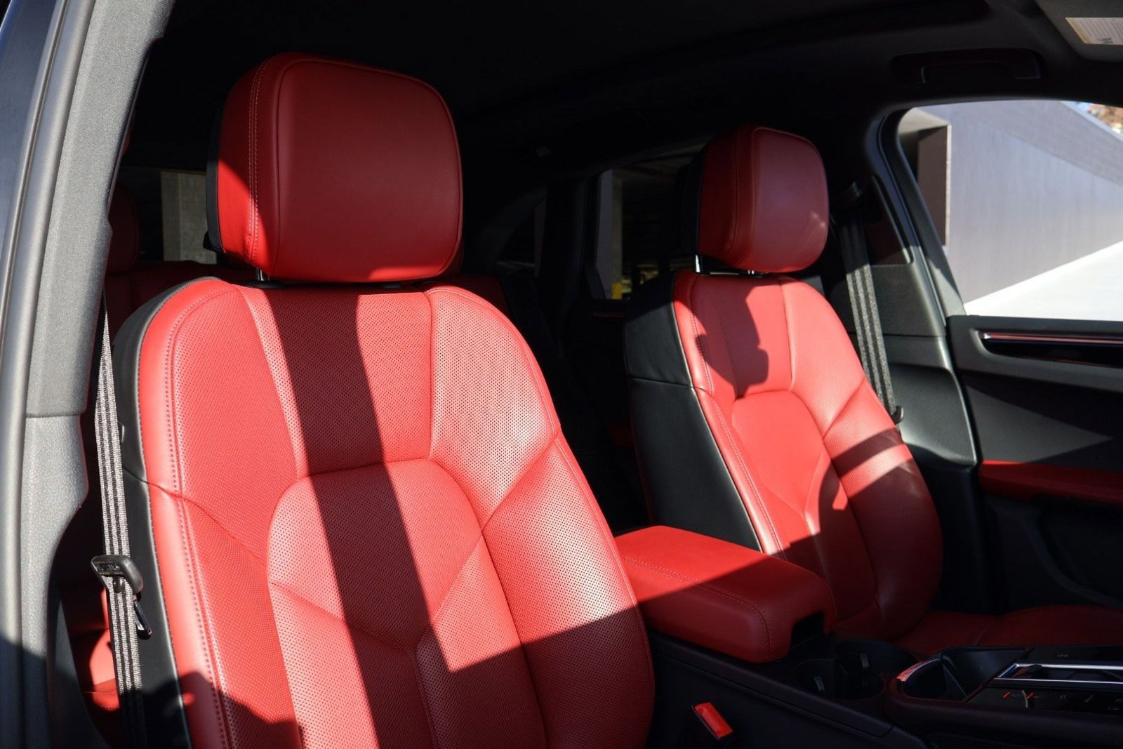 Certified 2025 Porsche Macan image 24