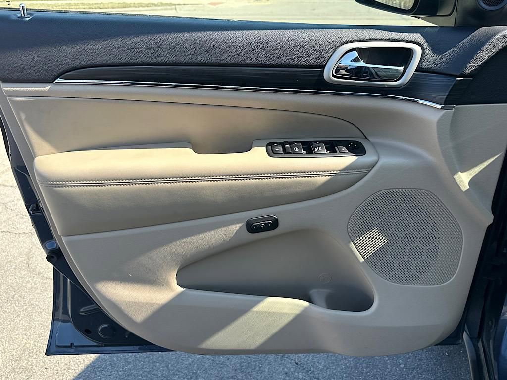 Used 2021 Jeep Grand Cherokee Limited w/ Luxury Group II image 21