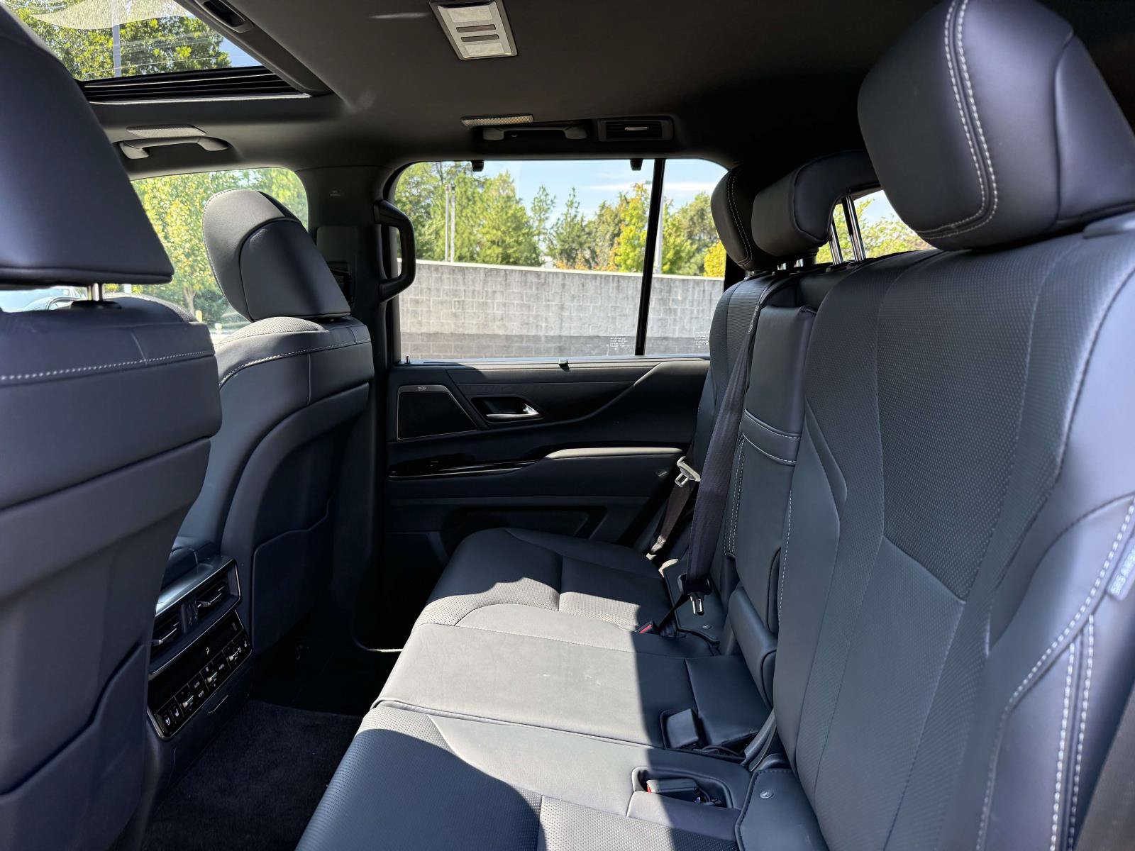 Used 2025 Lexus LX 700h Luxury AWD/4WD image 17