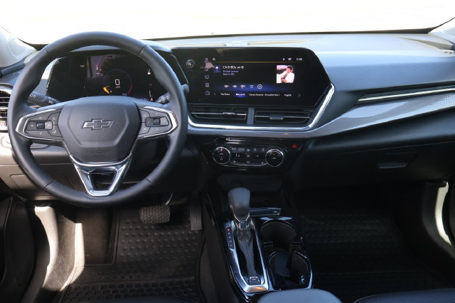 Used 2025 Chevrolet Trax ACTIV w/ Sunroof Package FWD image 16