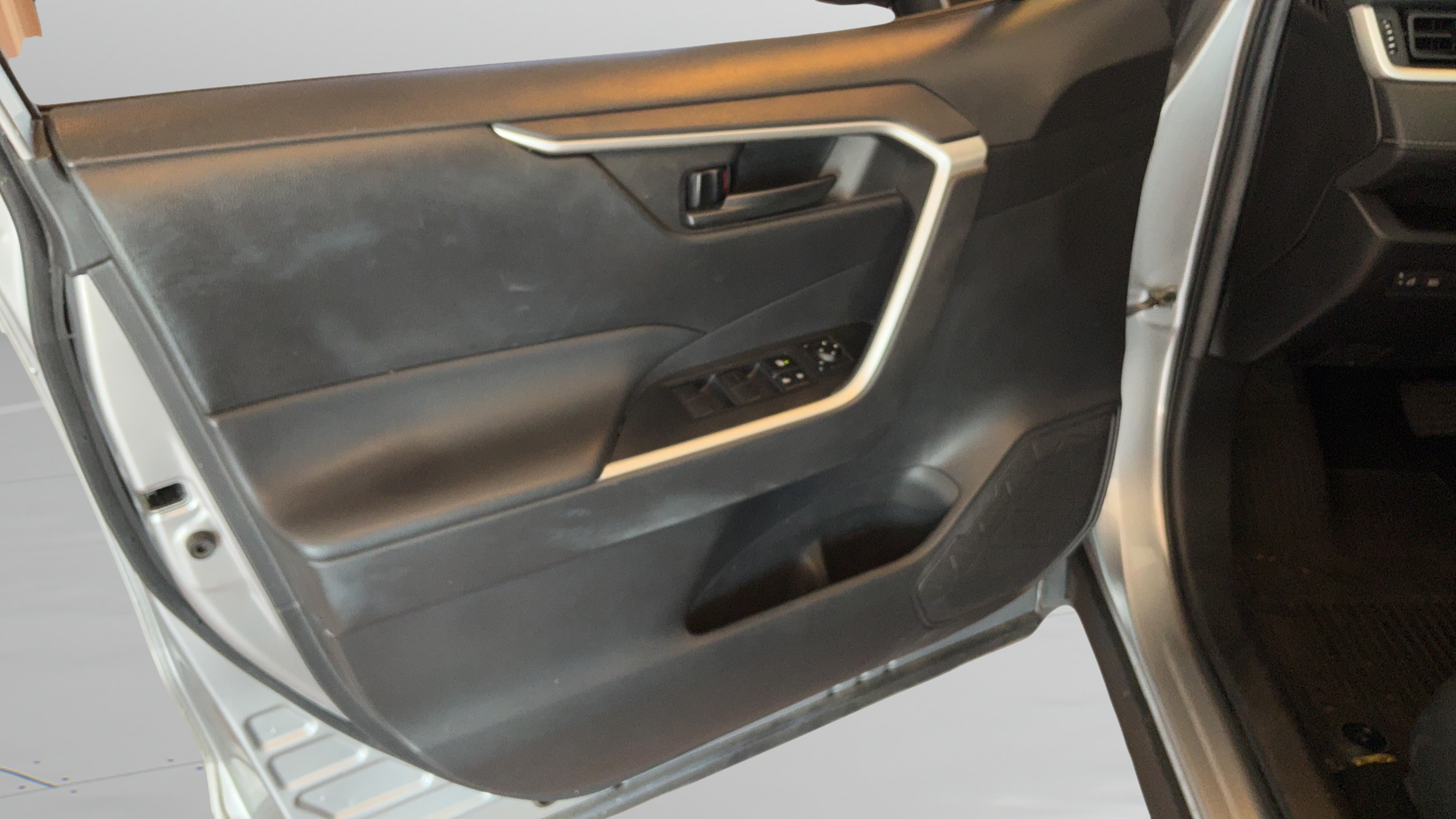 Used 2022 Toyota RAV4 LE AWD/4WD image 26