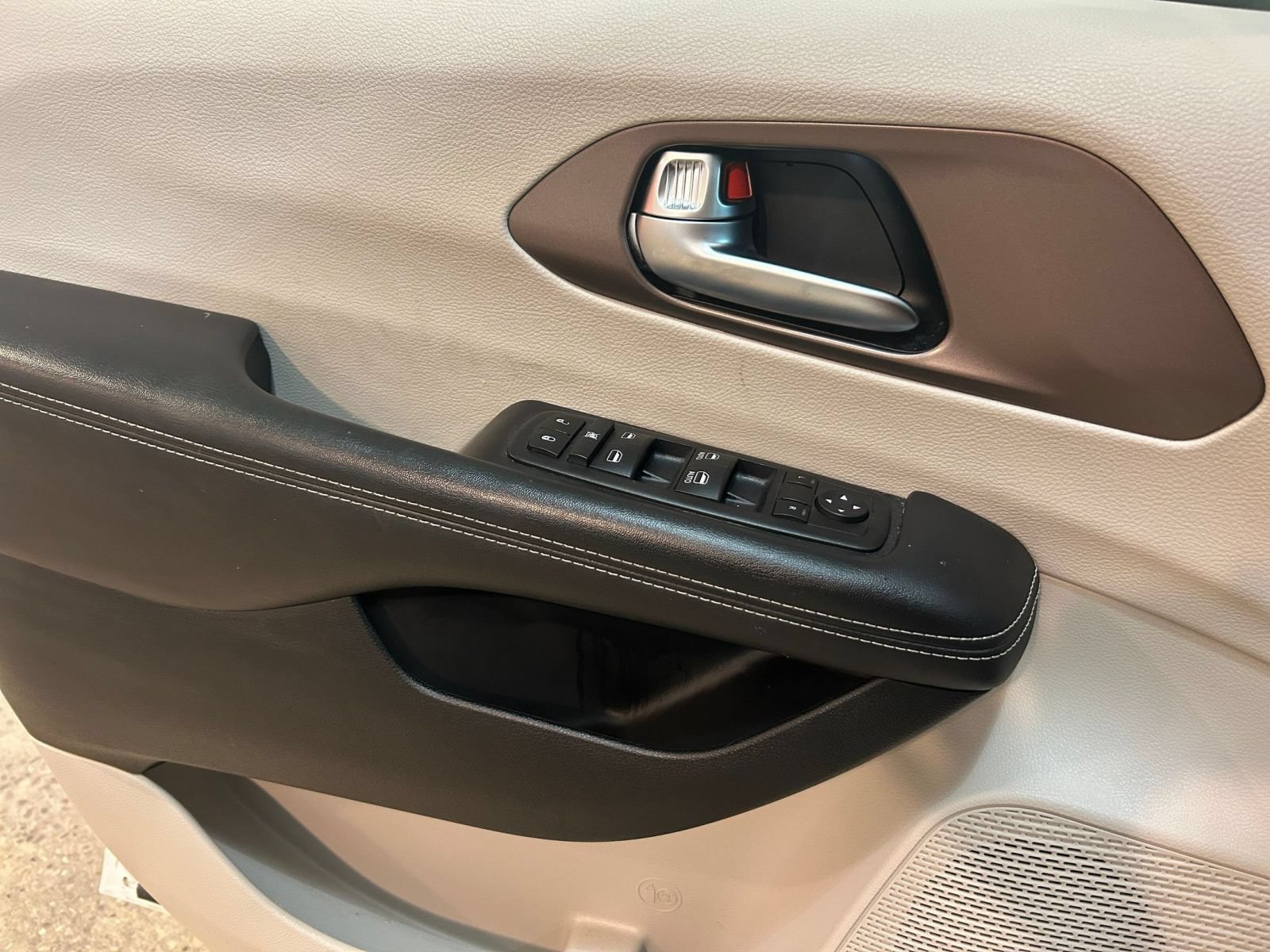 Used 2024 Chrysler Voyager LX FWD image 18
