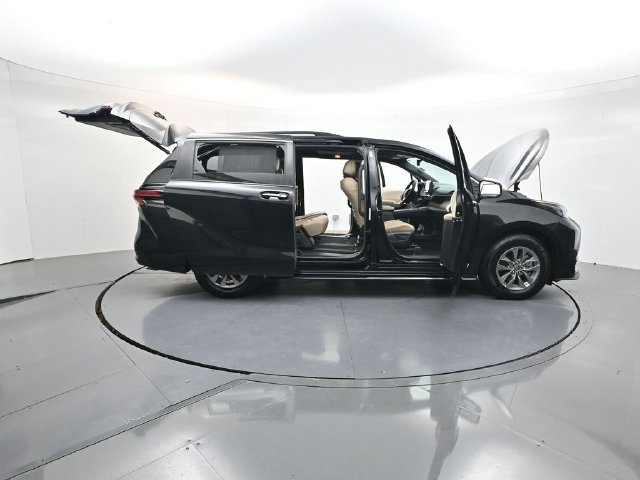 Used 2021 Toyota Sienna XLE FWD image 58