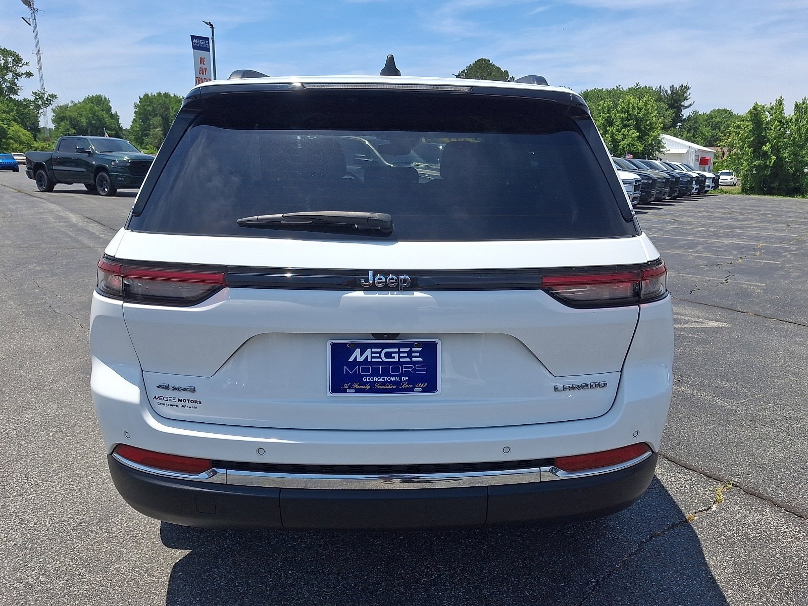 Used 2023 Jeep Grand Cherokee Laredo w/ Trailer Tow Prep Group (B) AWD/4WD image 5
