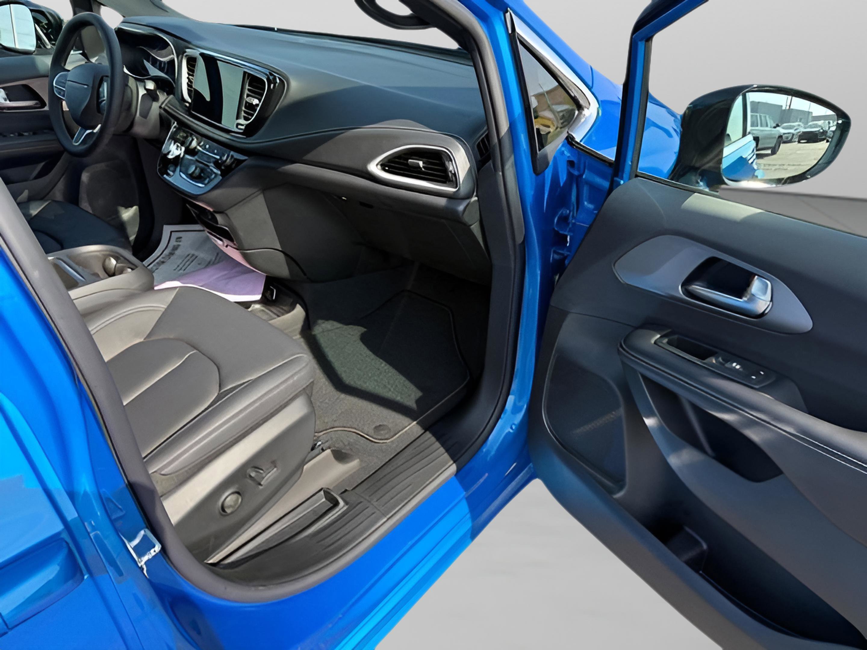 New 2027 Chrysler Pacifica Select AWD/4WD image 15