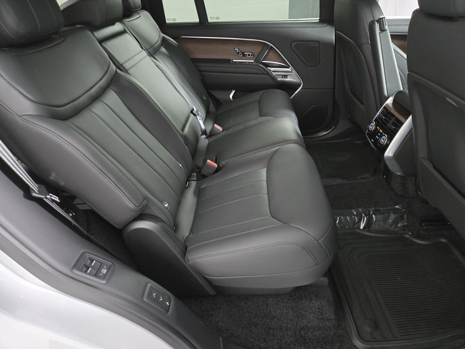 New 2025 Land Rover Range Rover Long Wheelbase SE image 17