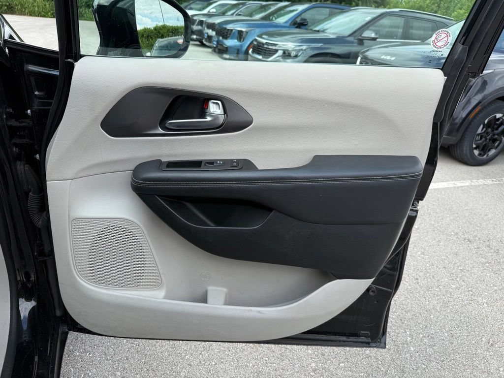 Used 2024 Chrysler Pacifica Touring-L FWD image 15