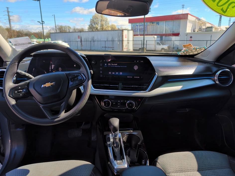 Used 2025 Chevrolet Trax LT image 11