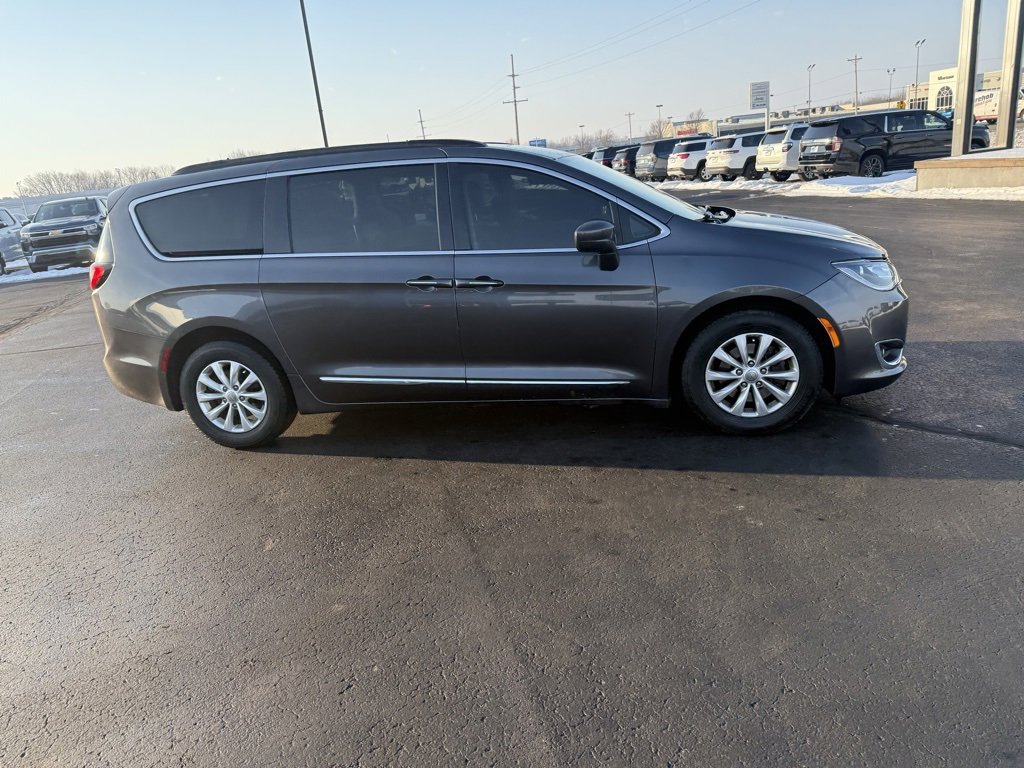 Used 2017 Chrysler Pacifica Touring-L image 8
