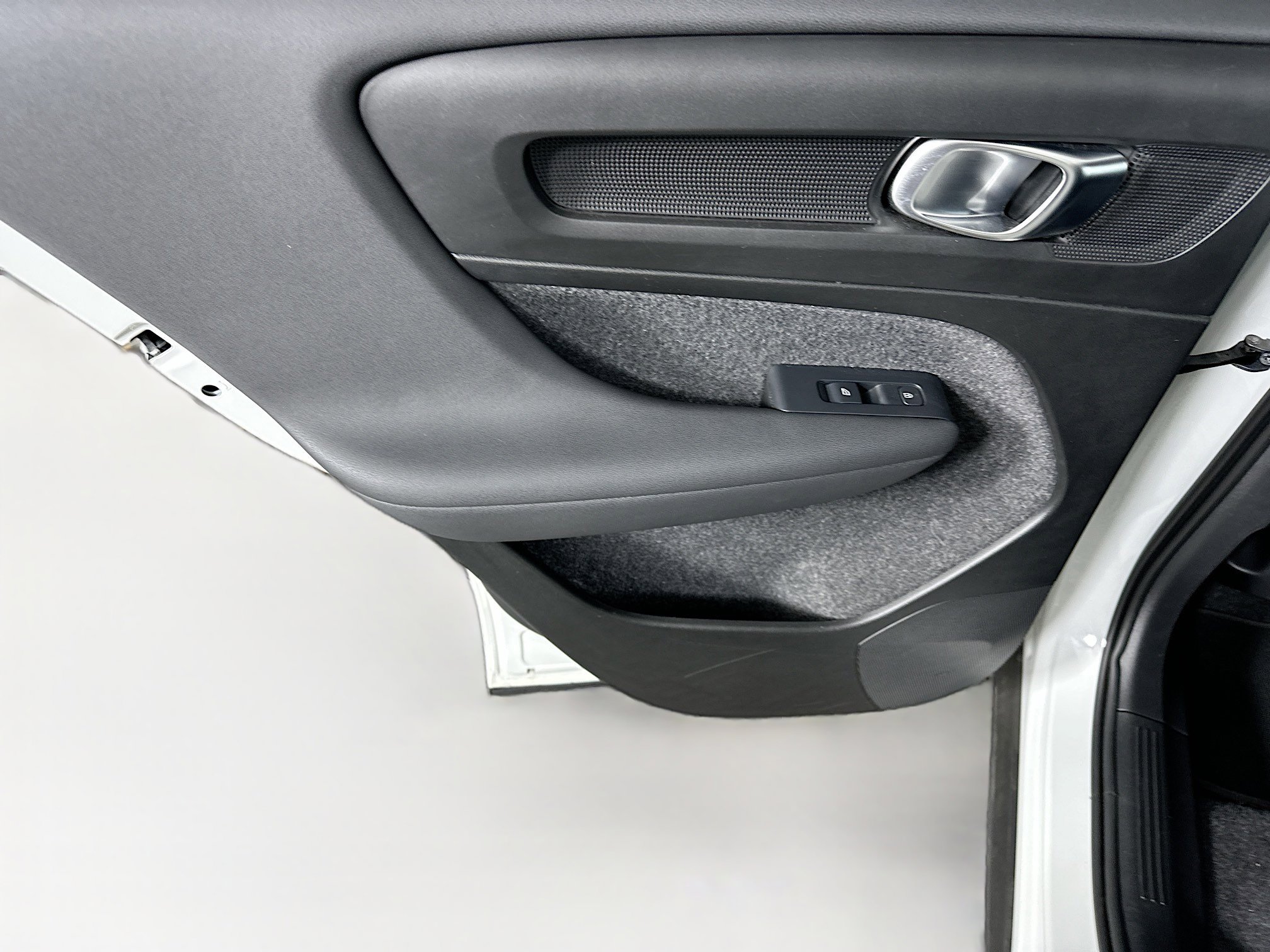 Used 2025 Volvo XC40 B5 Plus image 27