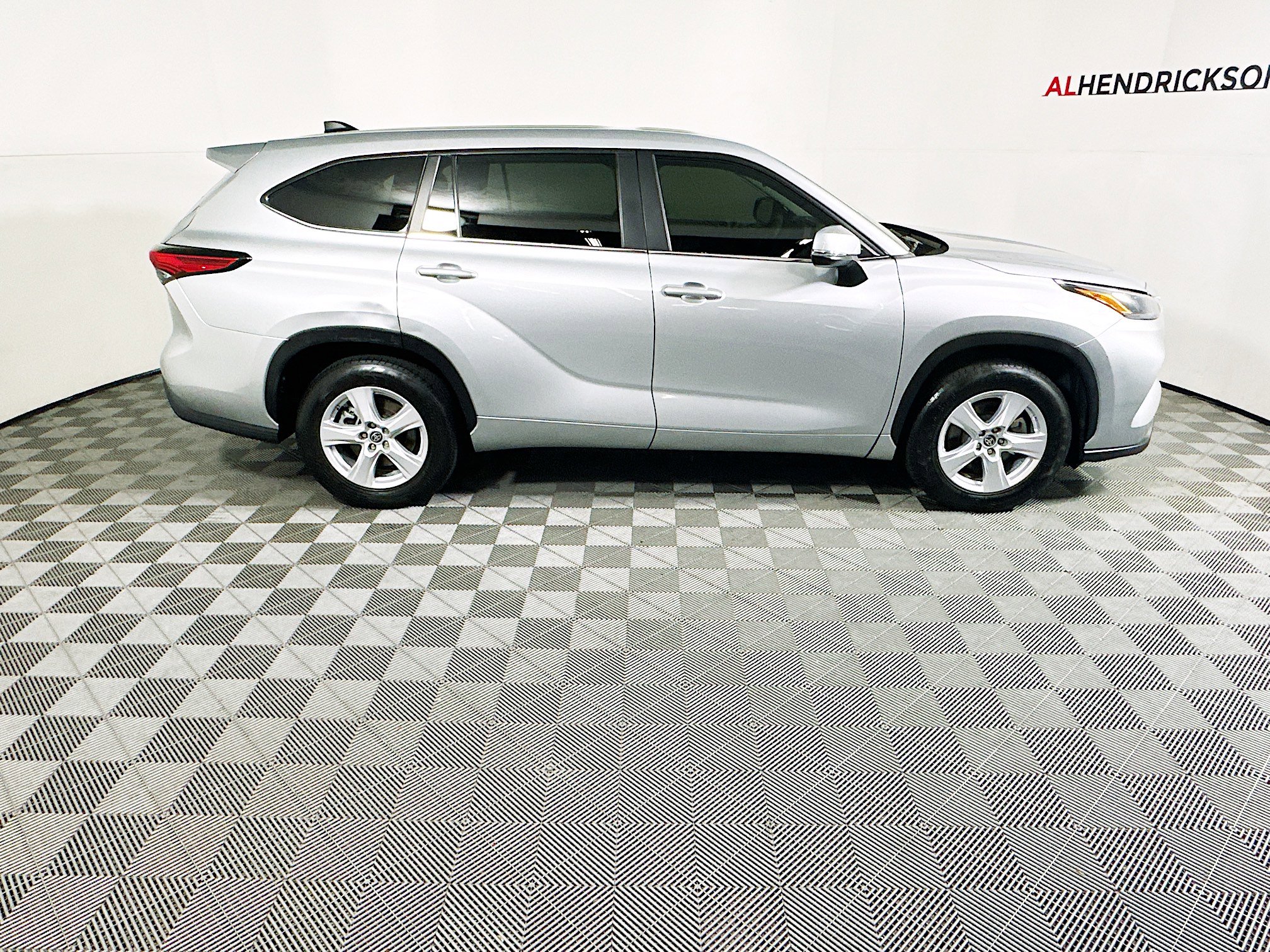 Used 2023 Toyota Highlander L video 2