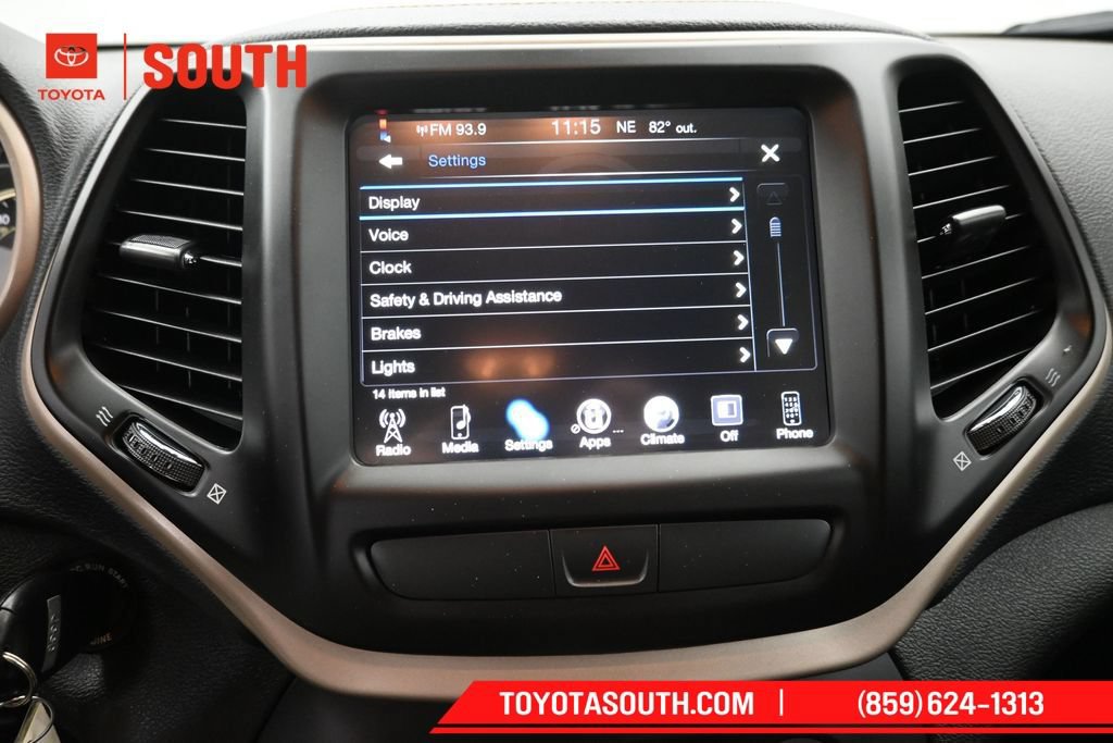 Used 2017 Jeep Cherokee Latitude w/ Comfort & Sound Group FWD image 17