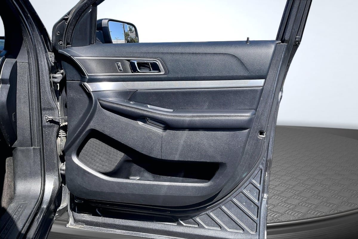 Used 2016 Ford Explorer XLT FWD image 24