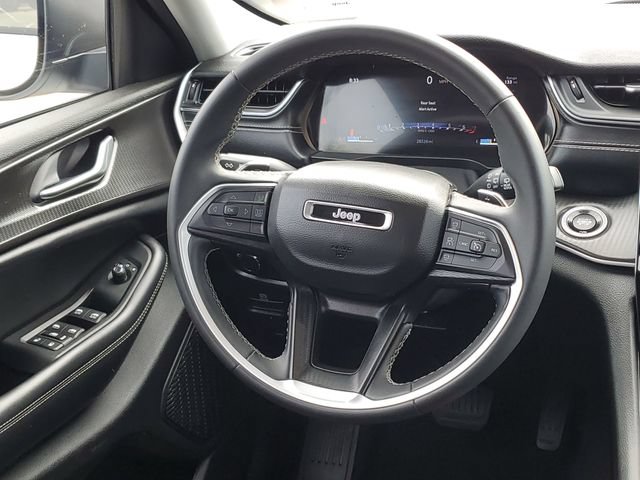 Used 2023 Jeep Grand Cherokee Laredo AWD/4WD image 27