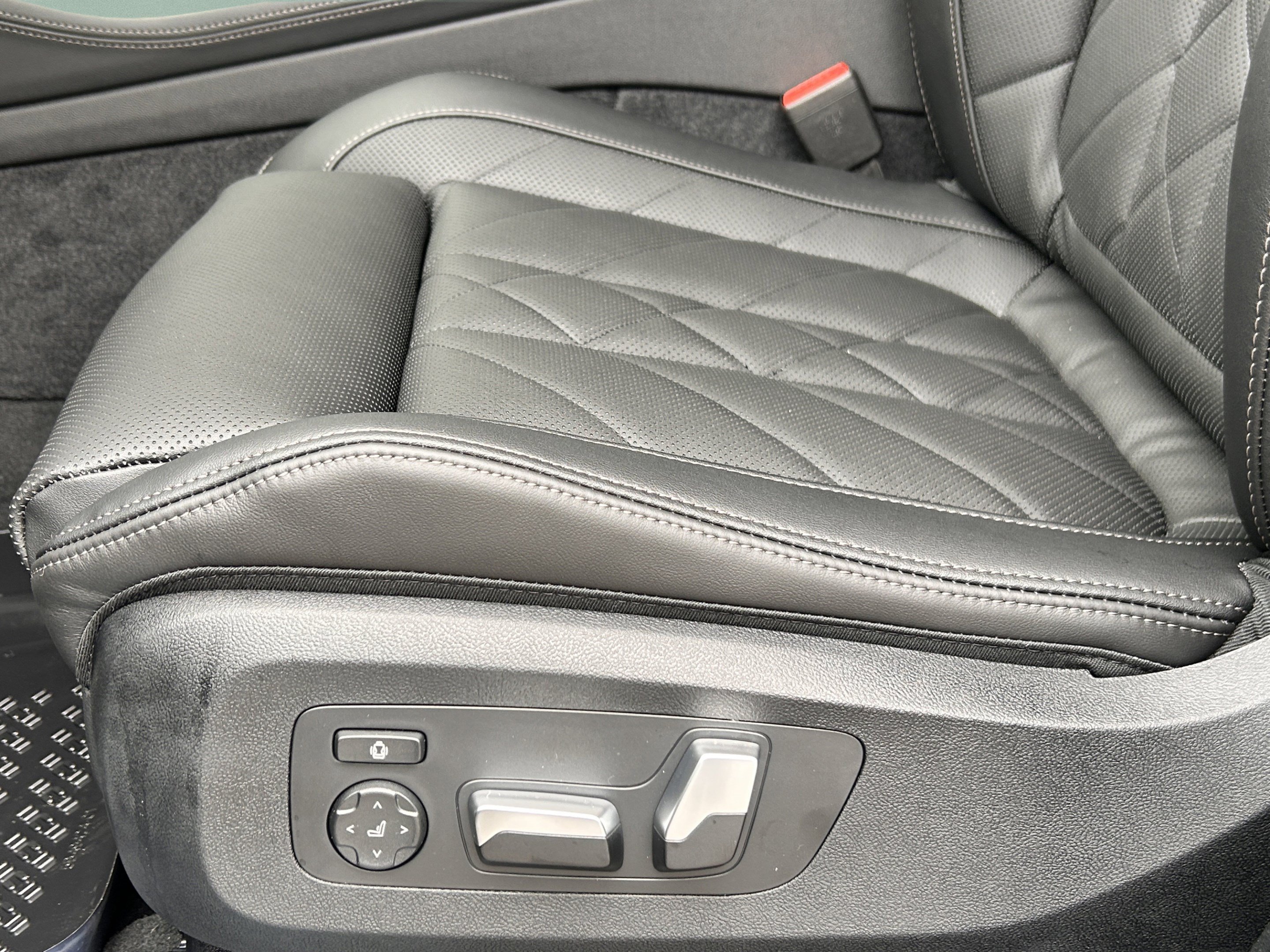 Used 2026 BMW X5 xDrive50e w/ M Sport Package AWD/4WD image 26