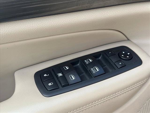 Used 2019 Jeep Grand Cherokee Laredo w/ 18" Wheel & 8.4" Radio Group AWD/4WD image 18