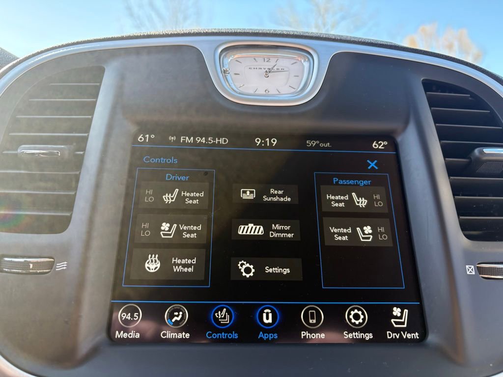 Used 2022 Chrysler 300 Touring L w/ Comfort Group AWD/4WD image 4
