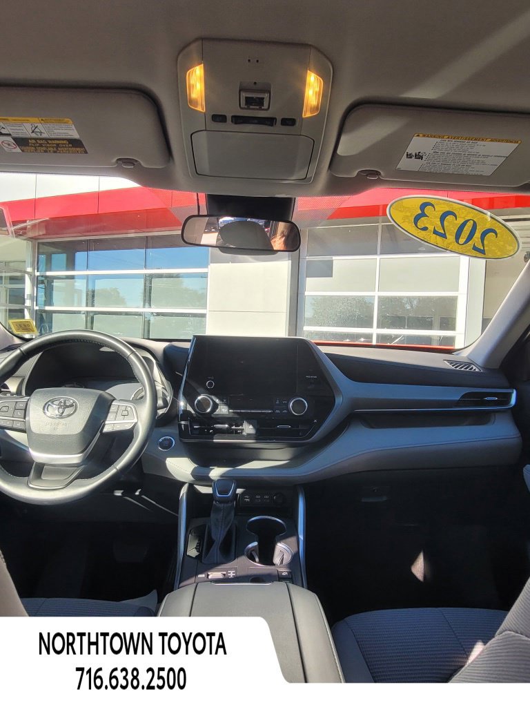 Used 2023 Toyota Highlander LE AWD/4WD image 16