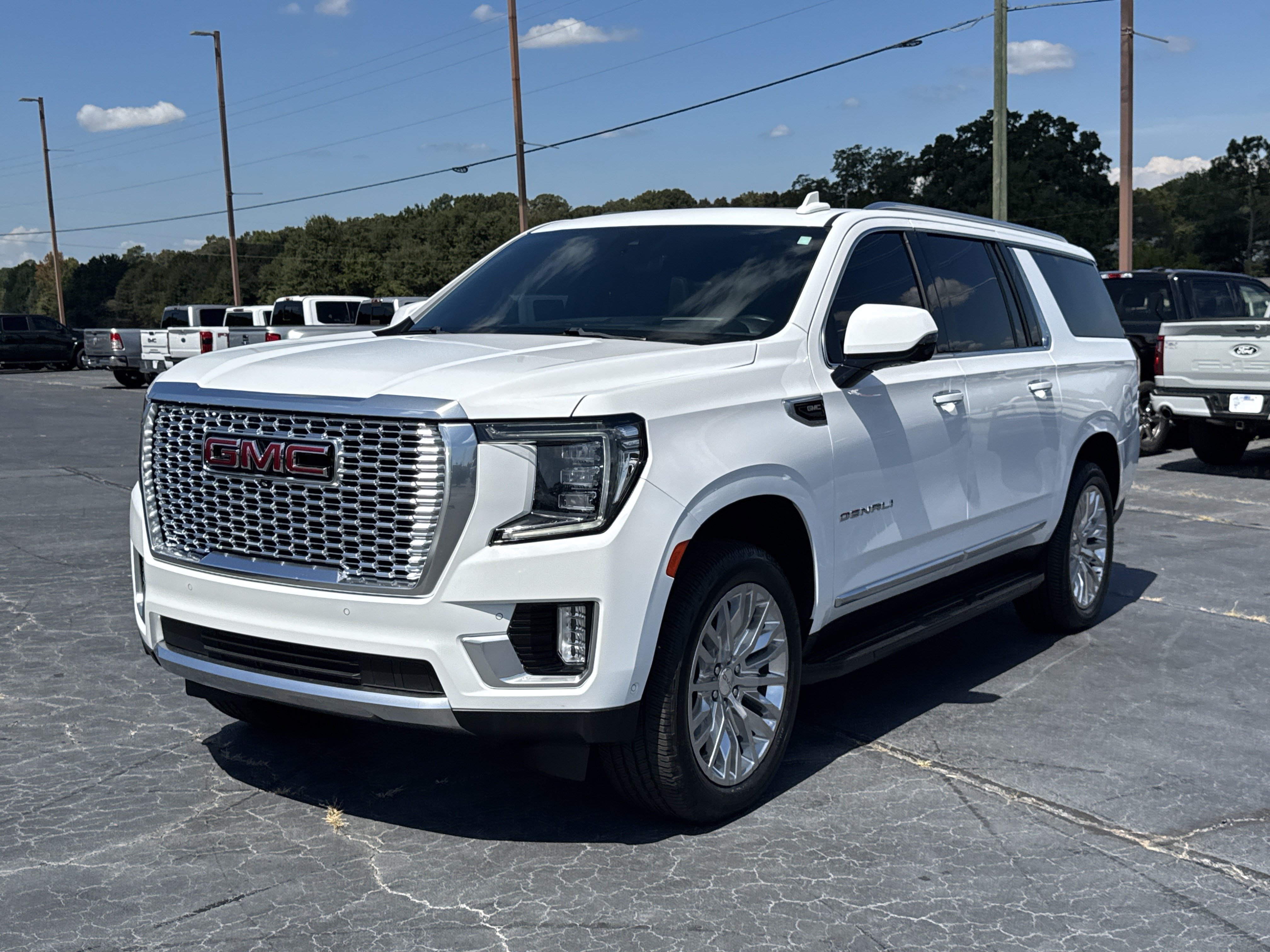 Used 2024 GMC Yukon XL Denali w/ Advanced Technology Package AWD/4WD image 2