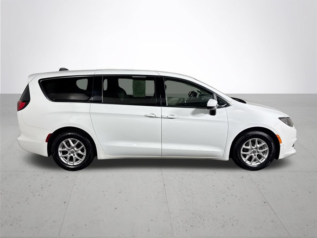 Used 2022 Chrysler Voyager LX FWD image 5