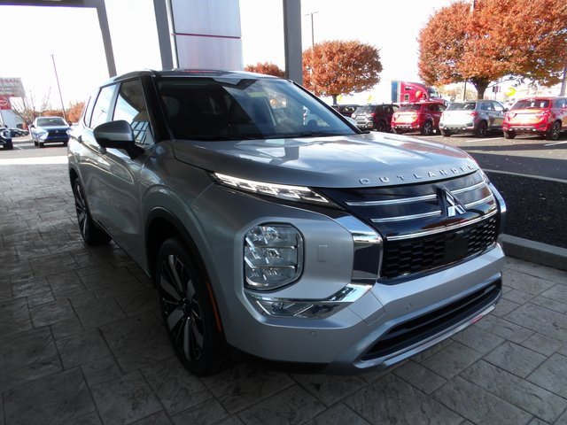 New 2025 Mitsubishi Outlander SE image 3