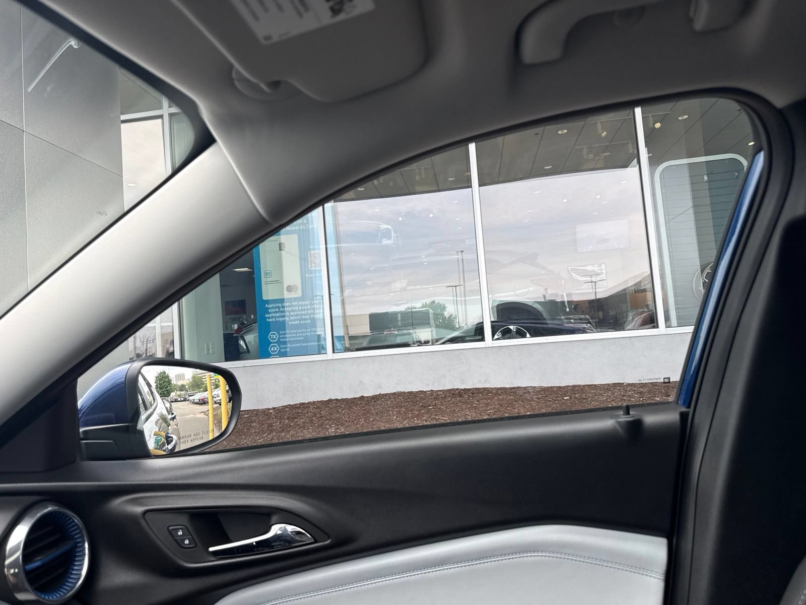 Used 2024 Chevrolet Trax LT w/ Sunroof Package FWD image 24