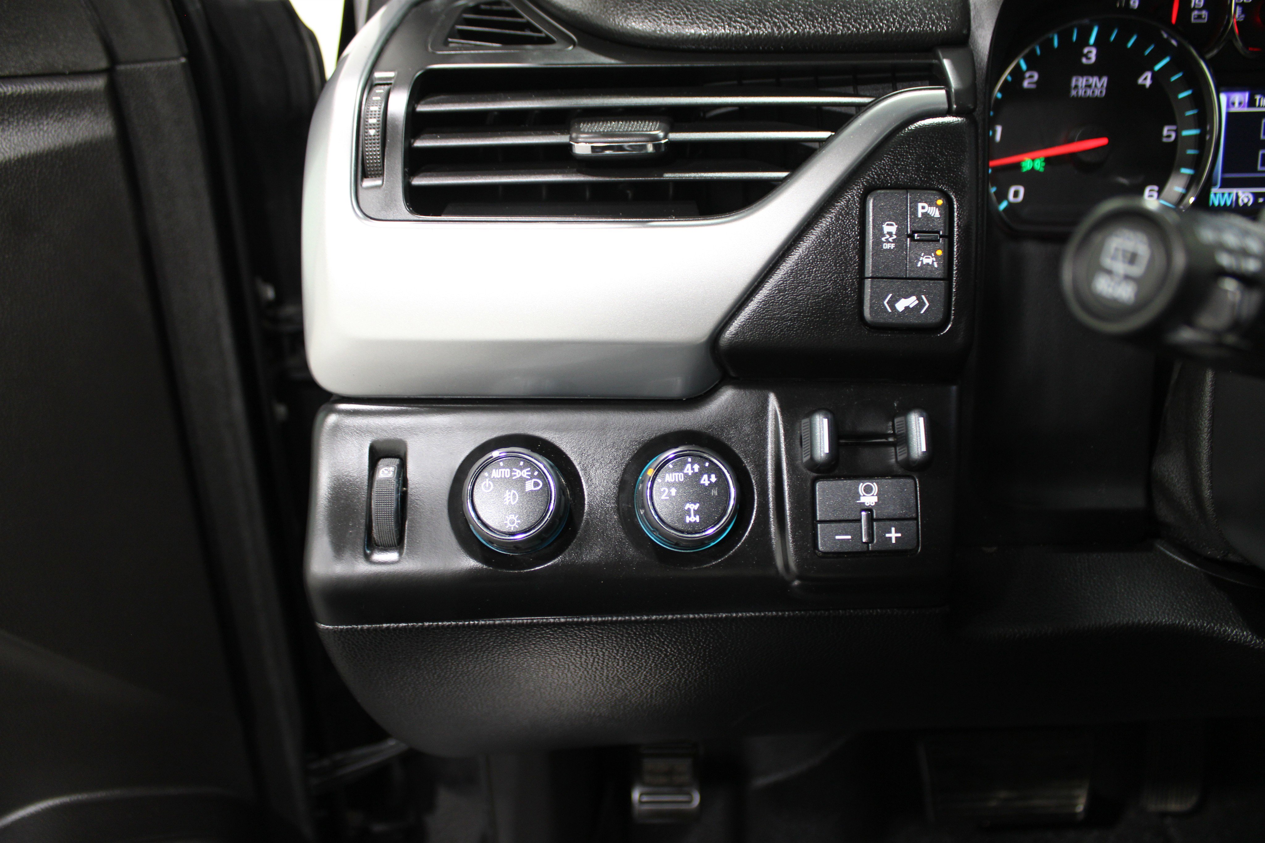 Used 2016 Chevrolet Suburban LTZ image 9