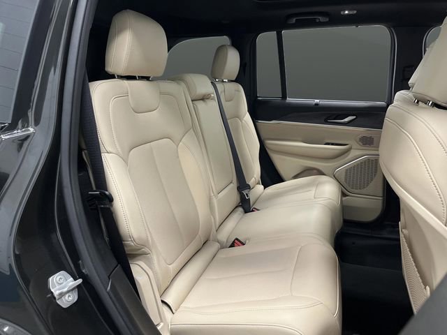 Used 2025 Jeep Grand Cherokee Limited w/ Luxury Tech Group II image 34