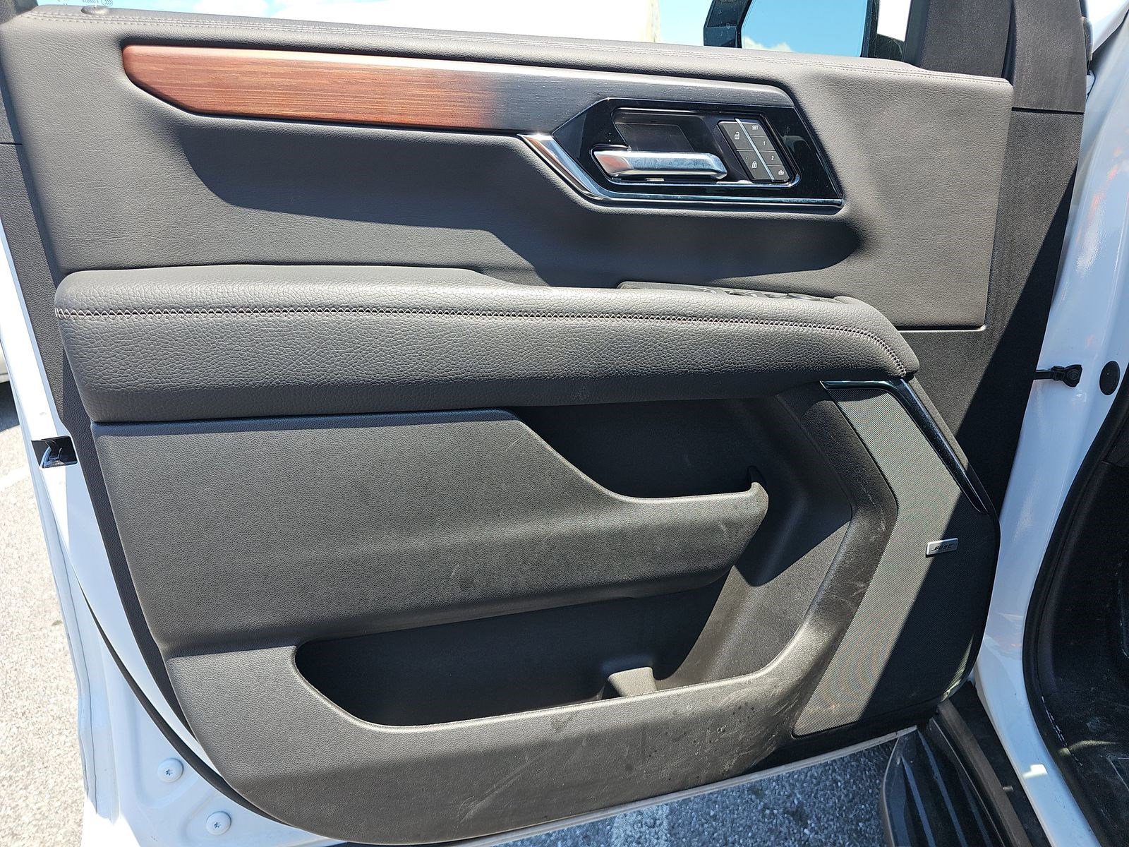 Used 2025 GMC Yukon XL Denali AWD/4WD image 11